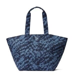 NWT Victoria's  Secret blue tie-dye weekender tote bag with a zipper closure.